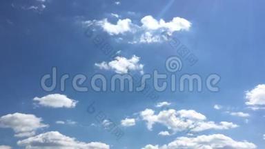 白云在蓝天上的<strong>烈日</strong>下消失了.. 延时运动云蓝天背景.. 蓝天。 云。